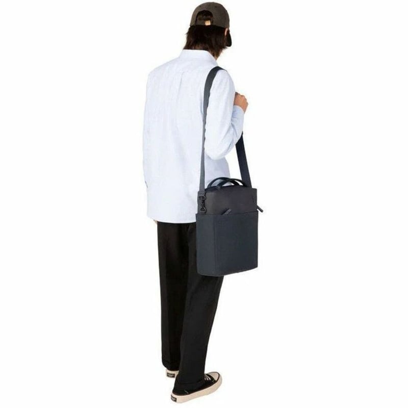 Incase A.R.C. Carrying Case (Tote) for 13" to 14" Apple MacBook, MacBook Pro, MacBook Air - Navy - Thumbnail 5