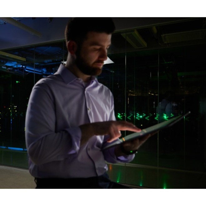 APC by Schneider Electric Smart-UPS 5000VA Rack-mountable UPS - Thumbnail 5