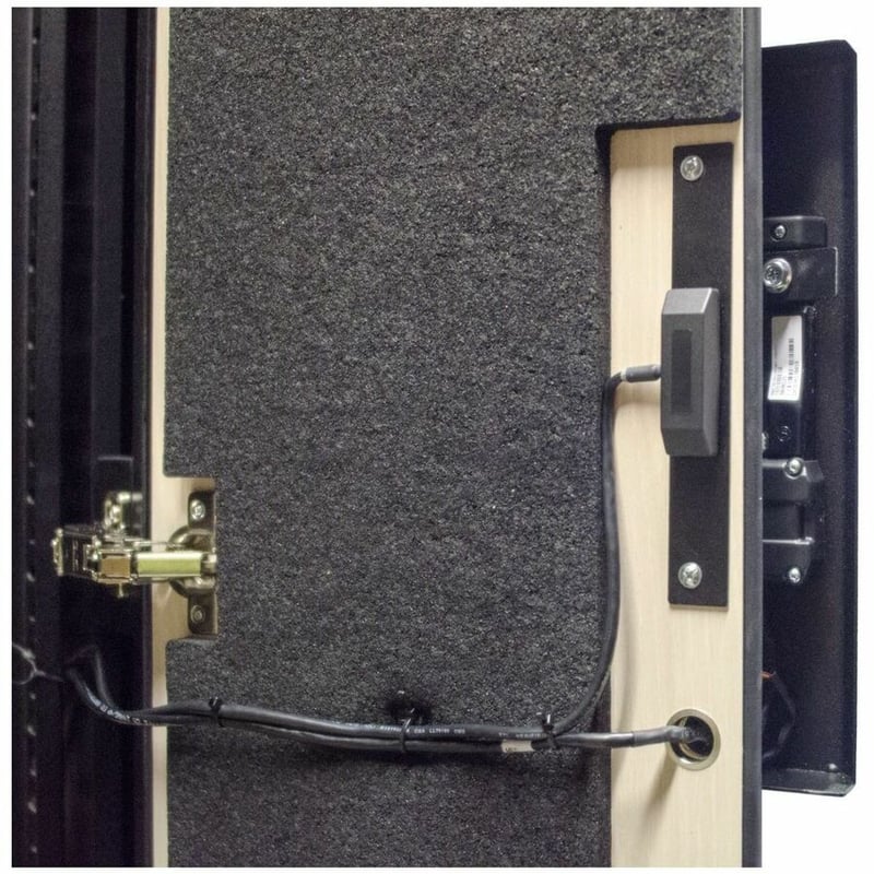APC NetShelter CX, High security handle adaptor Kit, for door mounting, Black, 300H x 69W x 35D mm - Thumbnail 3