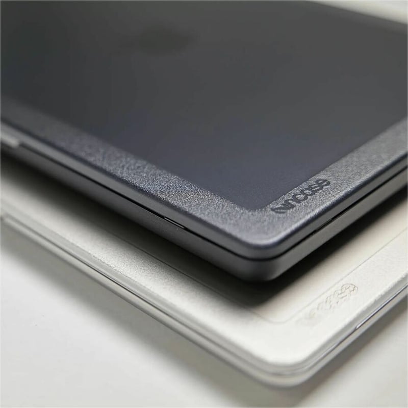 INCASE EDGE HARDSHELL CASE FOR MACBOOK PRO (14-INCH MACBOOK PRO 2024) - CLEAR - Thumbnail 3